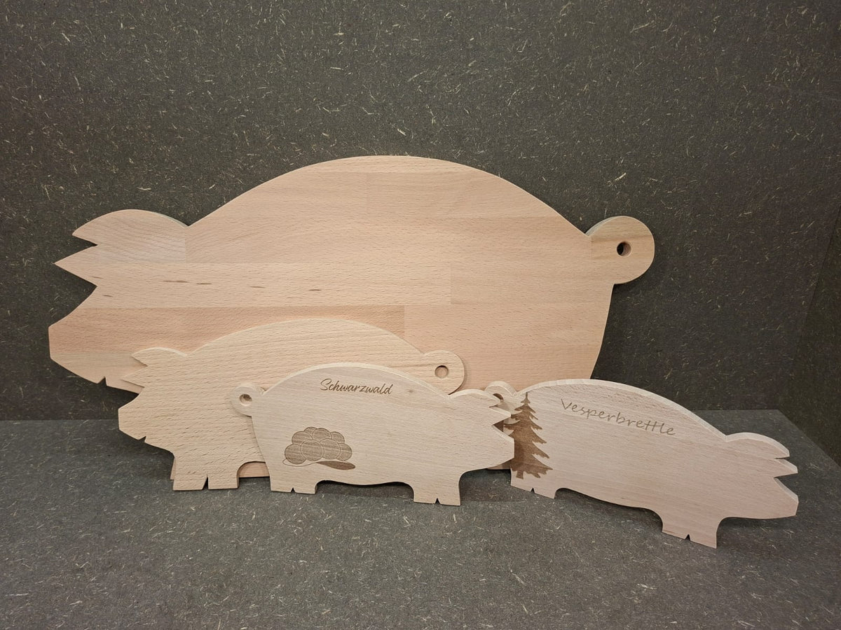 Handgefertigte Servierplatte und Vesperbrett in Schweinchenform aus massivem Buchenholz.