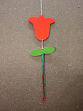 Handgefertigtes Tulpen-Mobile aus Holz mit bunten Holzkugeln und Seidenband für das Baby- und Kinderzimmer.
Tulpe rot.