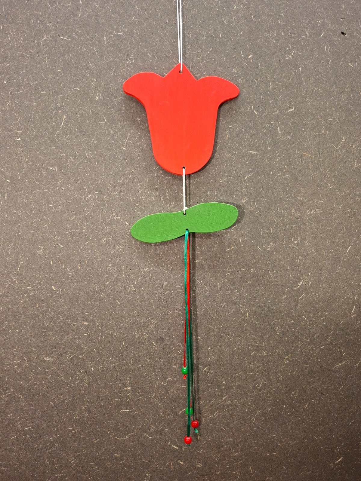 Handgefertigtes Tulpen-Mobile aus Holz mit bunten Holzkugeln und Seidenband für das Baby- und Kinderzimmer.
Tulpe rot.