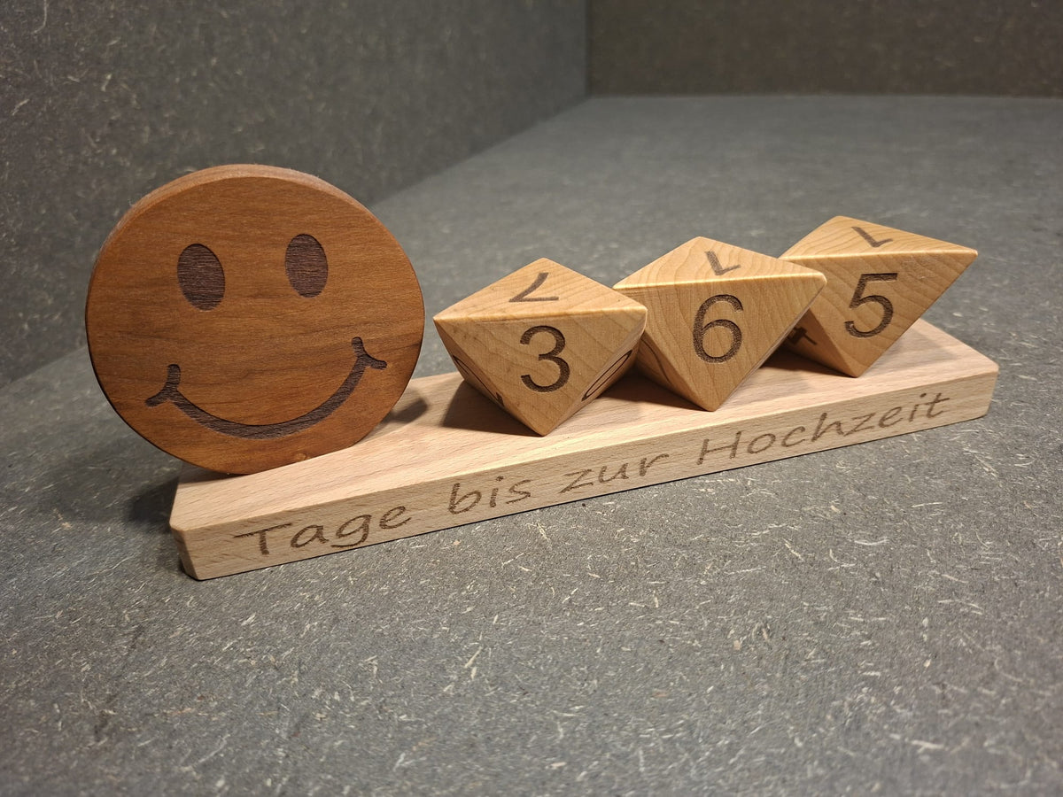 Handgefertigter Countdown-Zähler aus Buche-Leimholz mit drei Zahlenwürfeln und Wunschgravur. Ideal für Weihnachten, Rente, Urlaub und viele weitere Anlässe.
