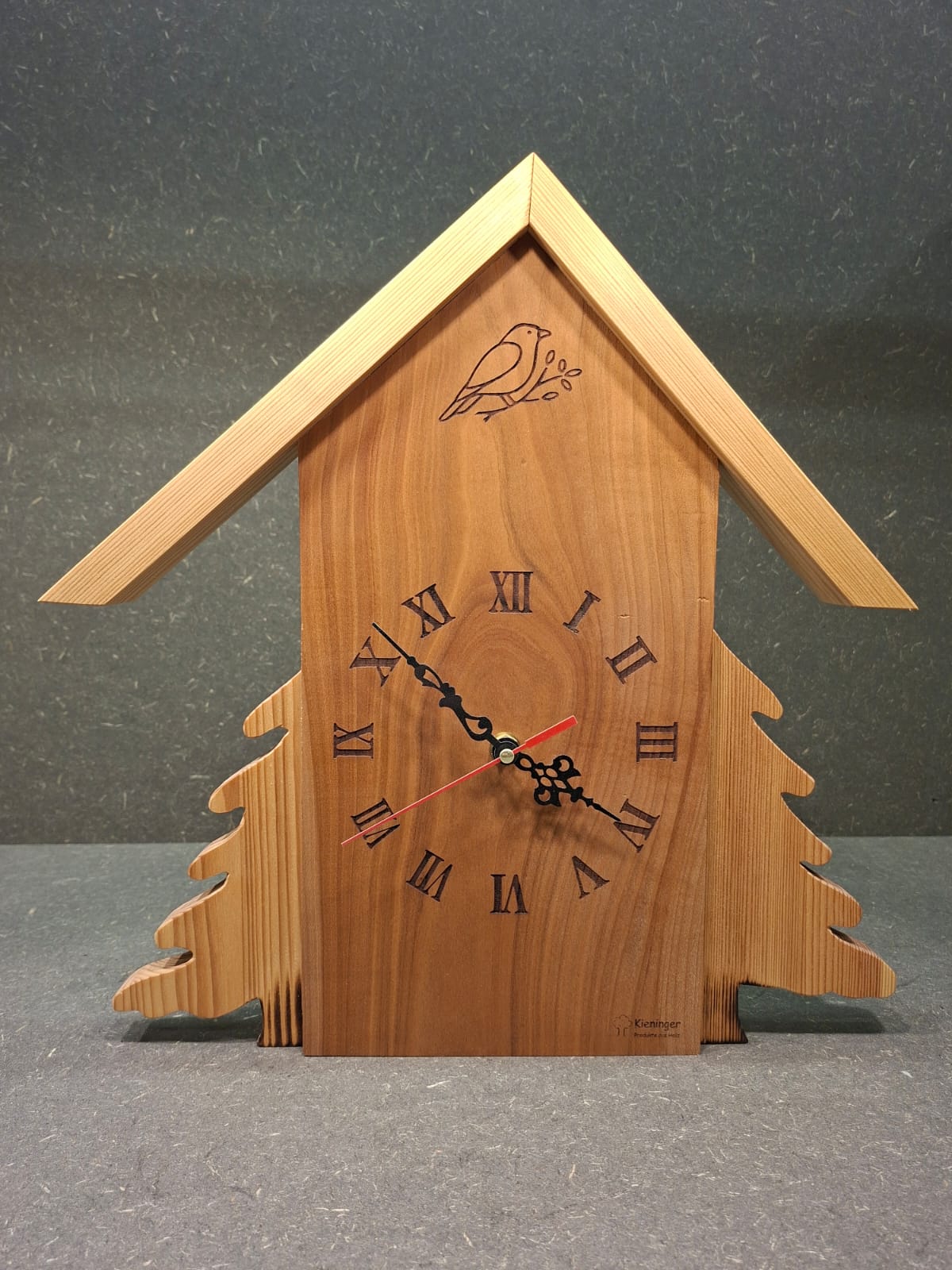 Handgefertigte Schwarzwaldhaus Wanduhr aus Birne und Kiefer mit grünen oder naturfarbenen Bäumen.
Bäume natur.