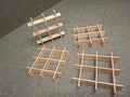 Handgefertigte Topfuntersetzer aus Buchenholz – flexibler Untersetzer mit Holzkugeln und 4er Set.