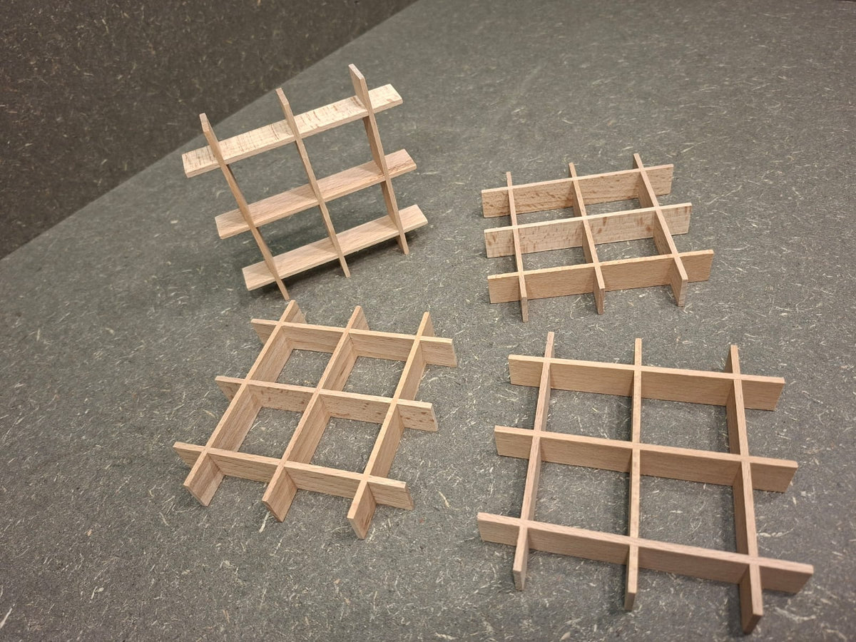 Handgefertigte Topfuntersetzer aus Buchenholz – flexibler Untersetzer mit Holzkugeln und 4er Set.