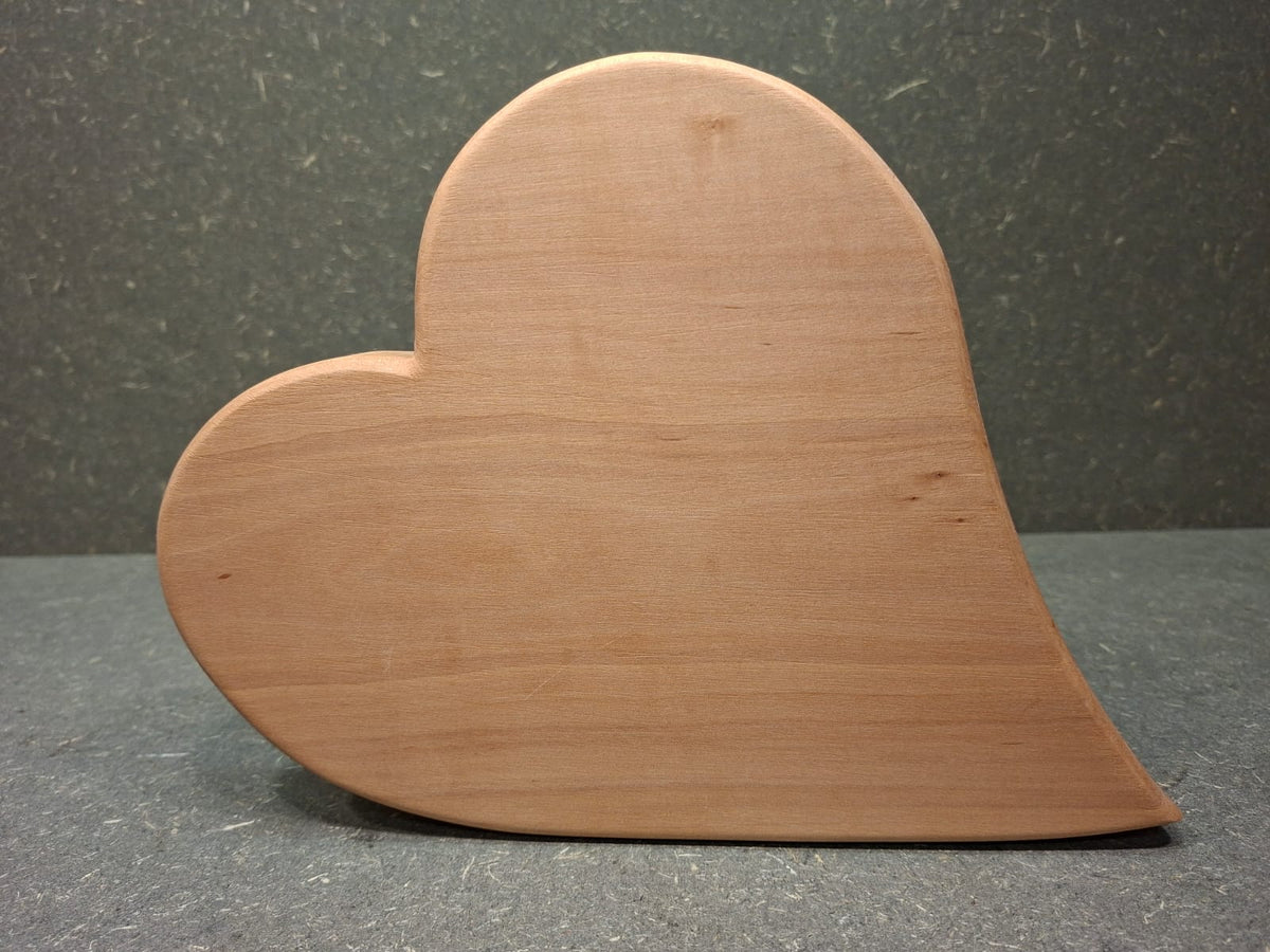 Handgefertigtes Holzherz aus massivem Birnbaumholz mit individueller Wunschgravur und geölter Oberfläche