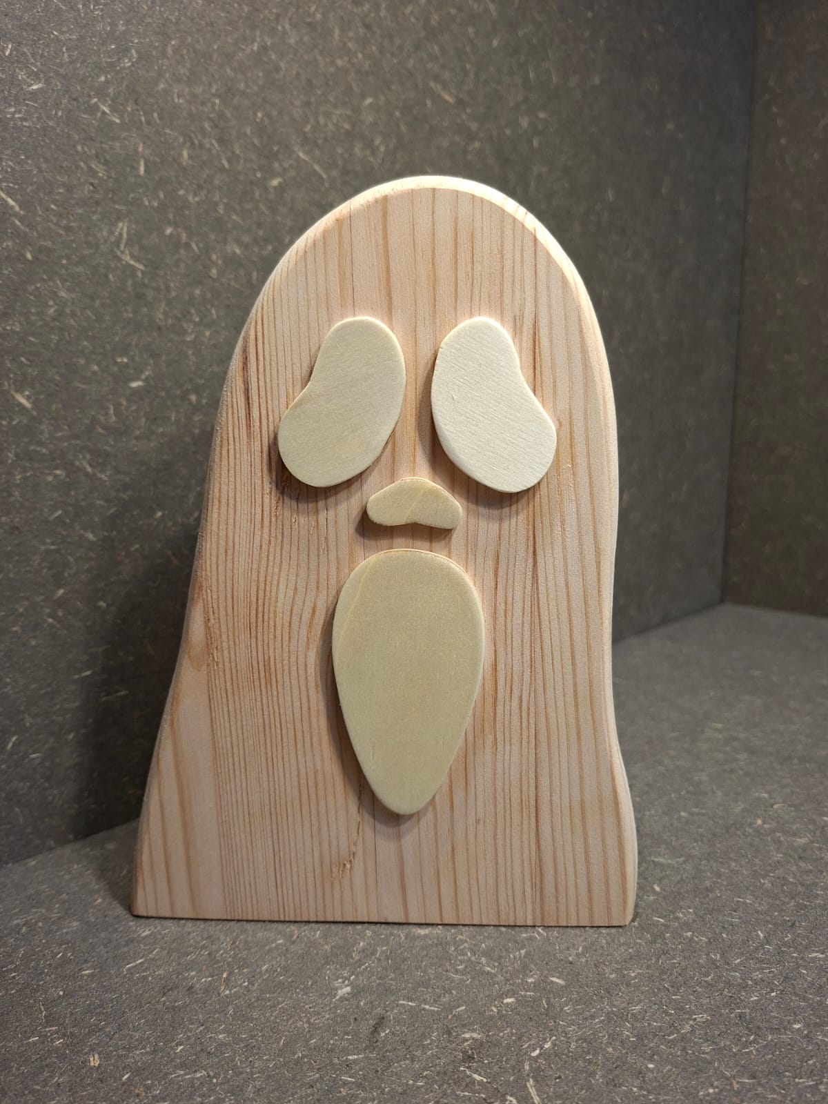 Handgefertigtes Gespenst aus naturbelassenem Holz als Herbst- und Halloween-Deko von Kieninger Produkte aus Holz