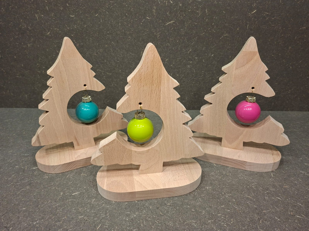 Handgefertigter Weihnachtsbaum aus Buche-Leimholz mit farbiger Christbaumkugel.