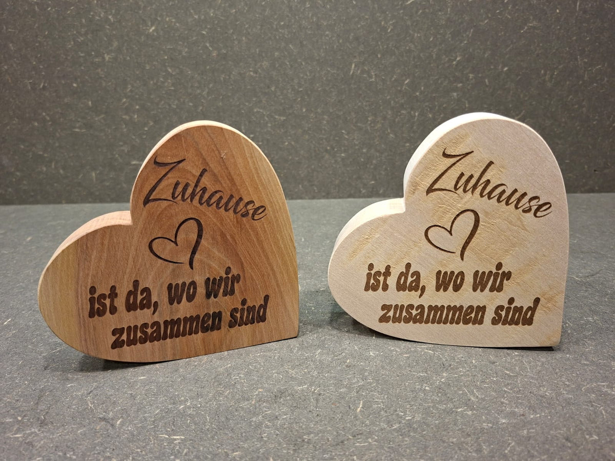 Handgefertigtes Holzherz aus heimischen Hölzern mit graviertem Spruch als dekorative Geschenkidee.