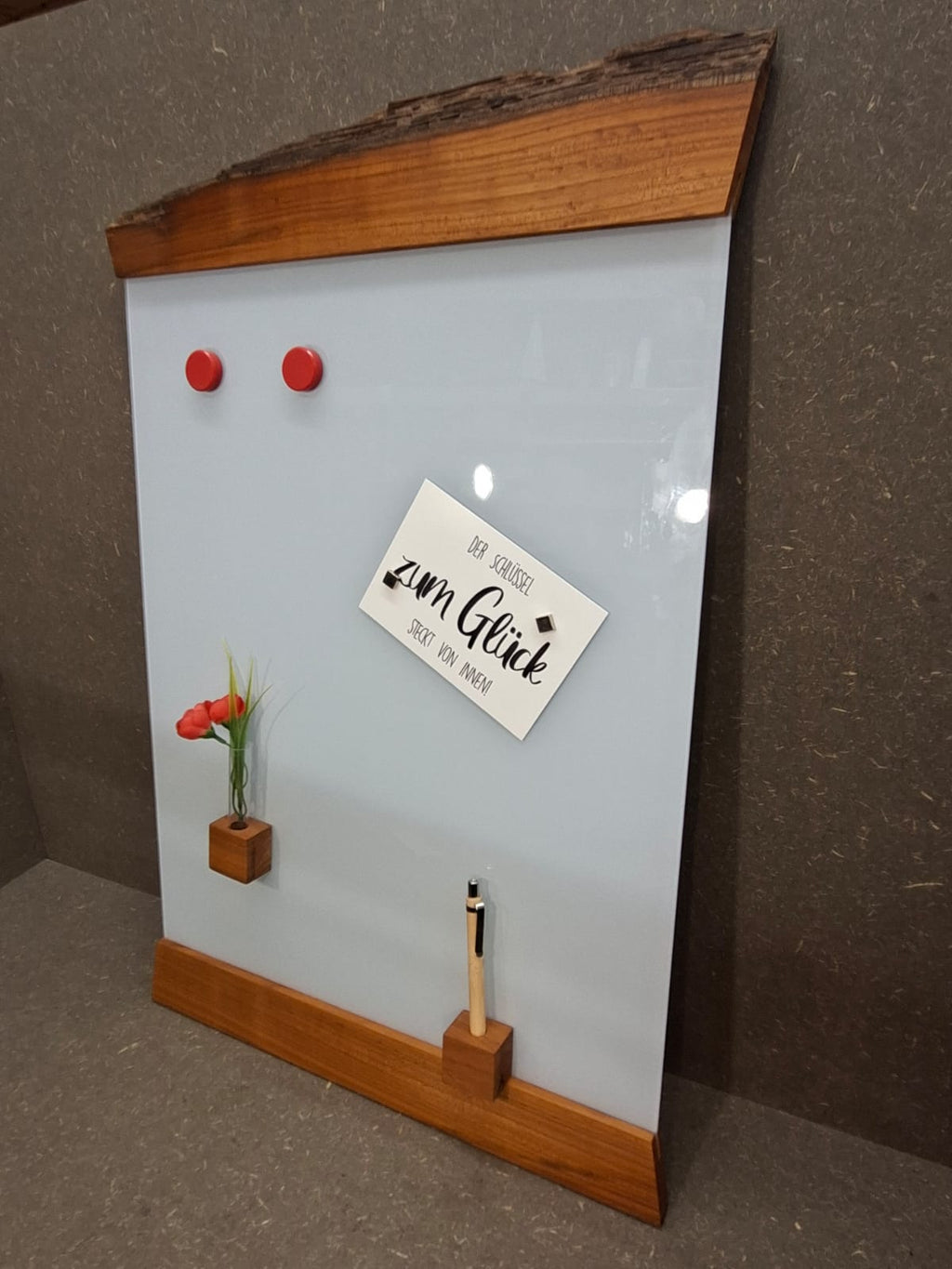 Weiße Glas-Magnettafel mit geöltem Kirschholz inklusive 3 Magnete, Kugelschreiberhalter mit Stift und Vasen-Set.