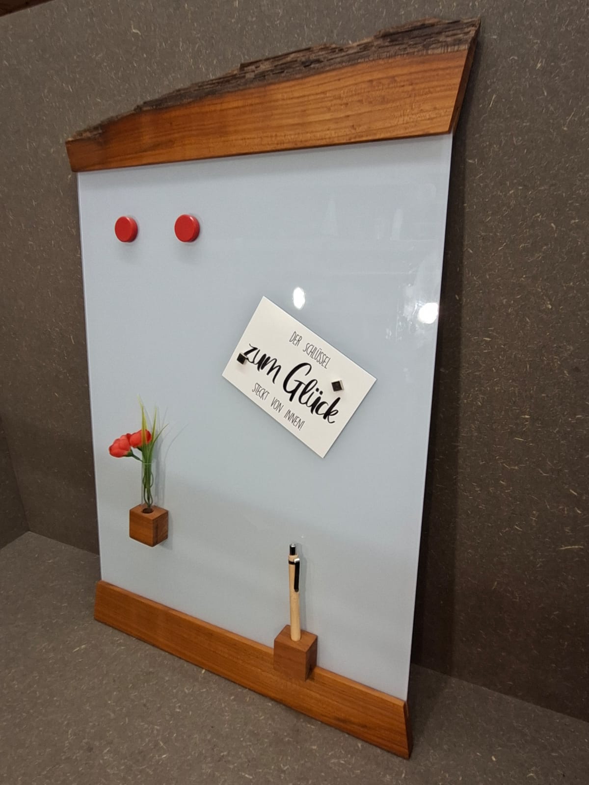 Weiße Glas-Magnettafel mit geöltem Kirschholz inklusive 3 Magnete, Kugelschreiberhalter mit Stift und Vasen-Set.