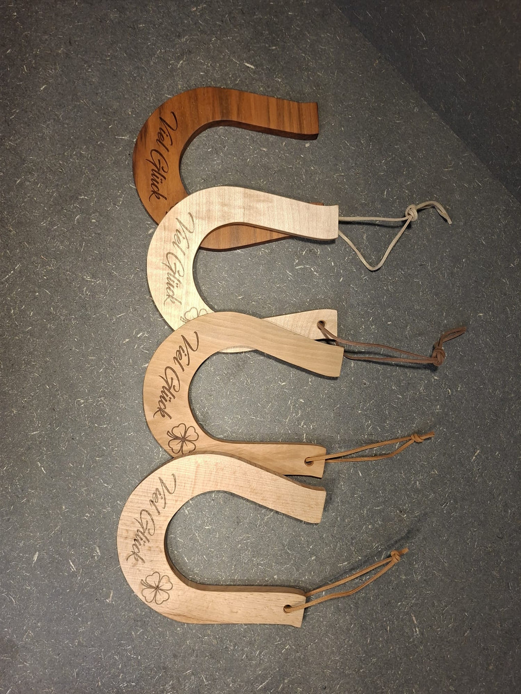 Handgefertigtes Hufeisen aus Holz – dekorativer Glücksbringer von Kieninger Produkte aus Holz. Viel Glück.