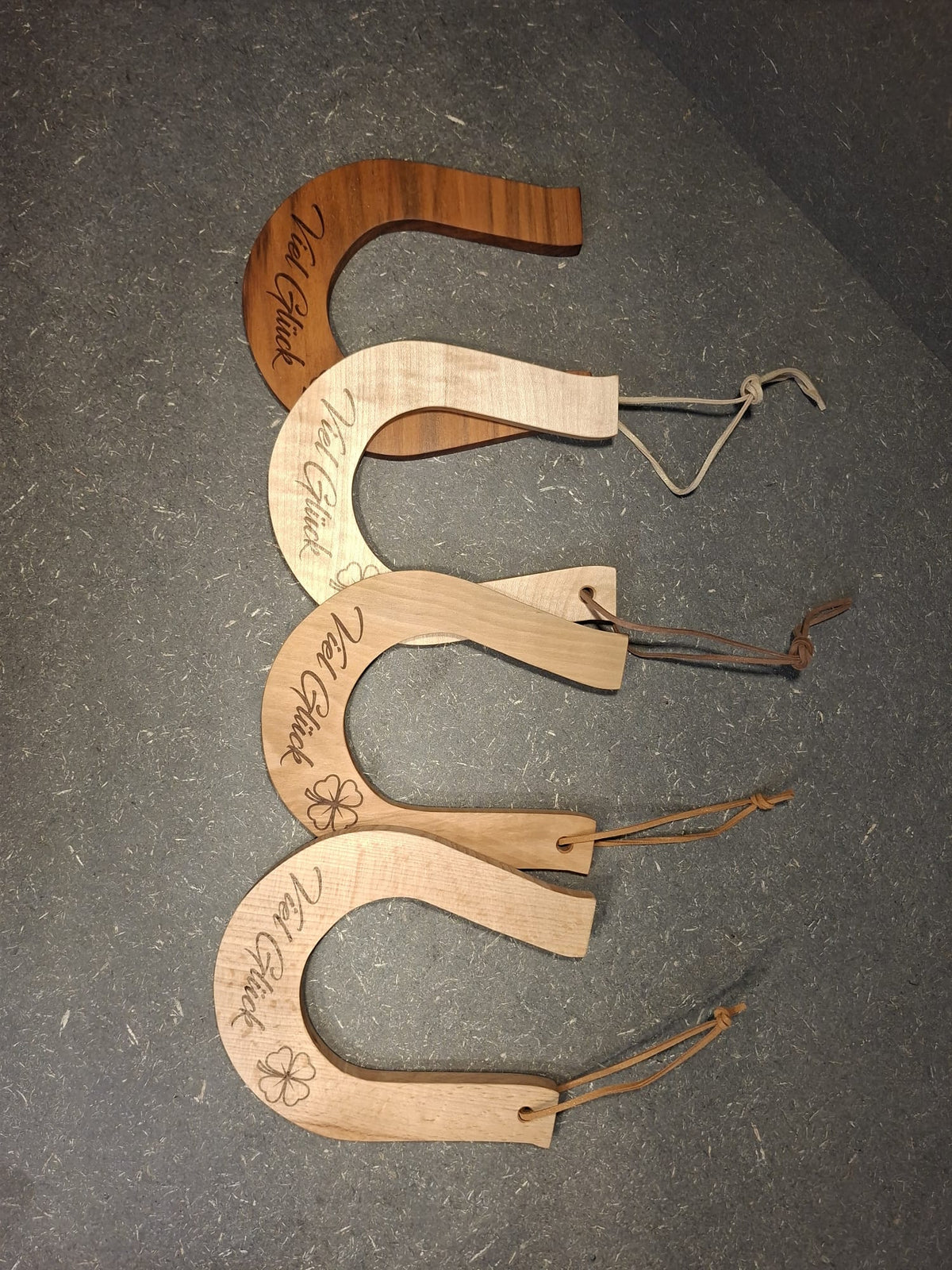 Handgefertigtes Hufeisen aus Holz – dekorativer Glücksbringer von Kieninger Produkte aus Holz. Viel Glück.