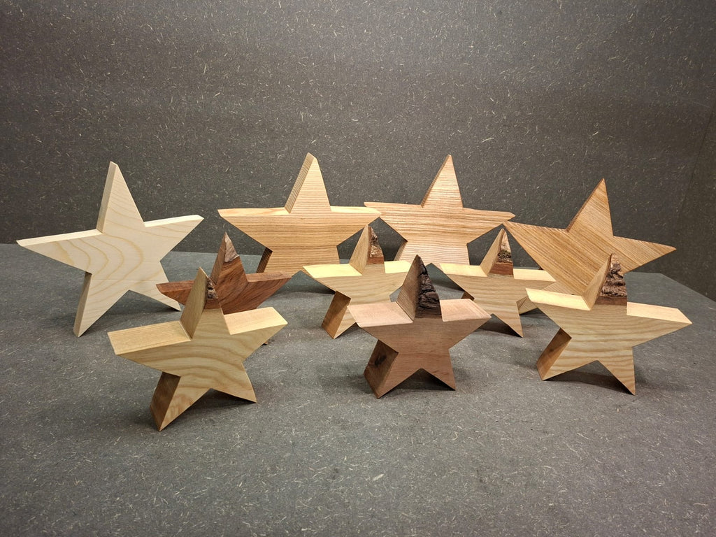 Handgefertigter Holzstern zum Aufstellen als natürliche Weihnachtsdekoration aus Holz.