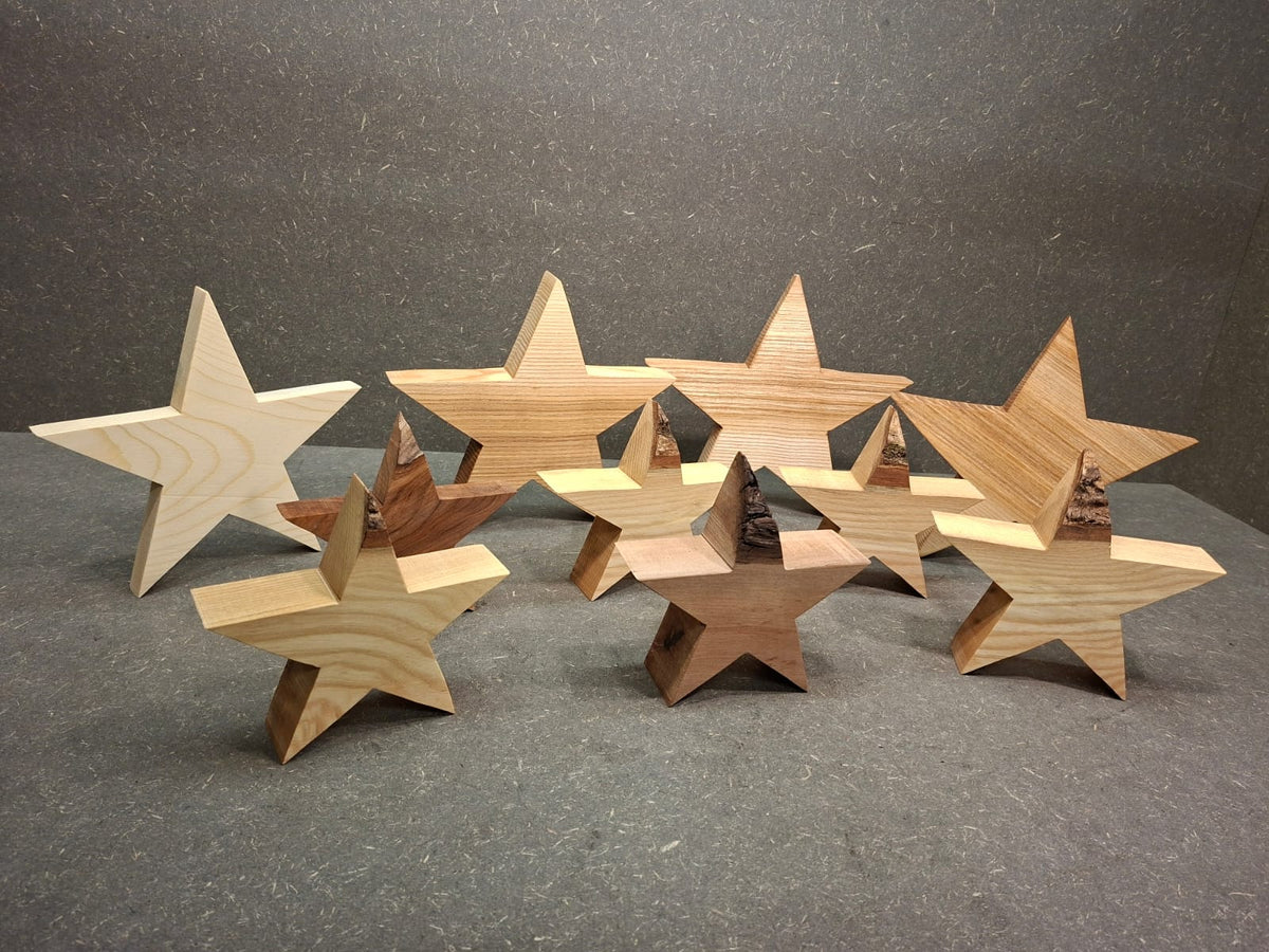 Handgefertigter Holzstern zum Aufstellen als natürliche Weihnachtsdekoration aus Holz.