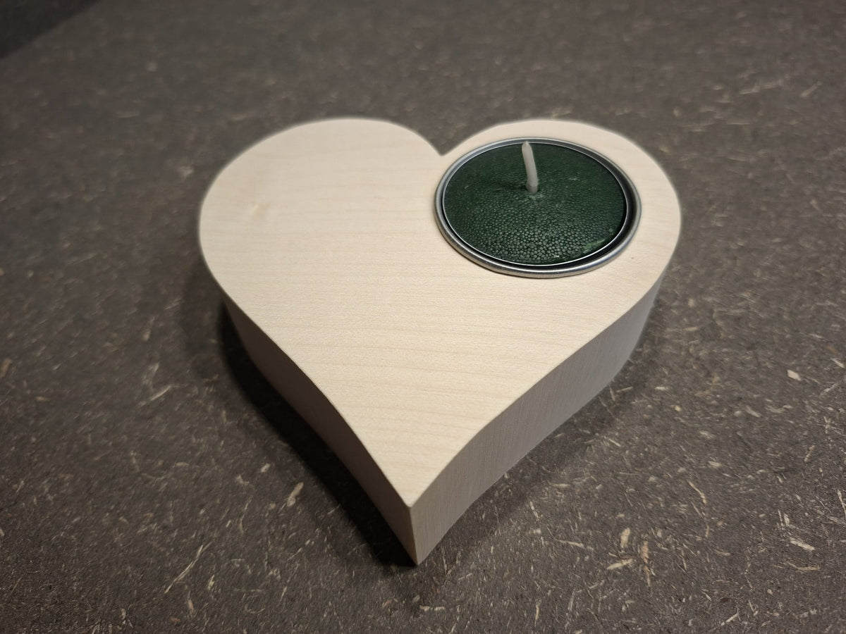 Handgefertigtes Teelichtherz aus geöltem Ahornholz, 100 × 100 × 33 mm, natürliche Holzdekoration.