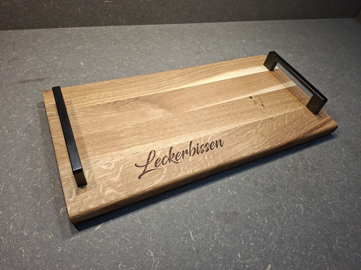 Handgefertigtes Servierbrett aus geölter Birke mit Metallgriffen und Schriftzug Leckerbissen