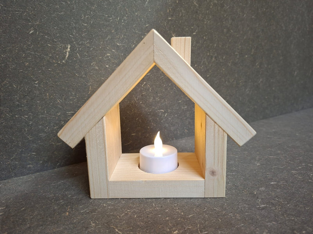 Rustikales Holzhäuschen aus Fichte und Kiefer mit warm leuchtendem LED-Licht, handgefertigte Holzdeko.