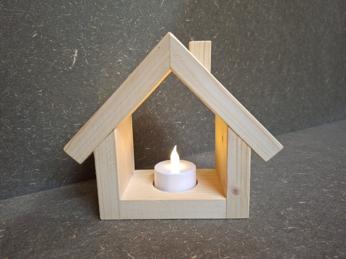 Rustikales Holzhäuschen aus Fichte und Kiefer mit warm leuchtendem LED-Licht, handgefertigte Holzdeko.