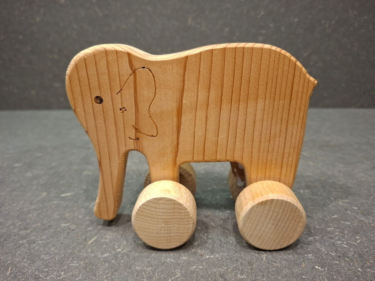 Handgefertigte Holztiere auf Rädern aus Fichtenholz mit Buchenholzrädern in verschiedenen Tierformen.
Elefant 
