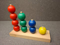 Handgefertigtes Steckspiel aus Buchen- und Fichtenholz mit großen bunten Kugeln für Kleinkinder.