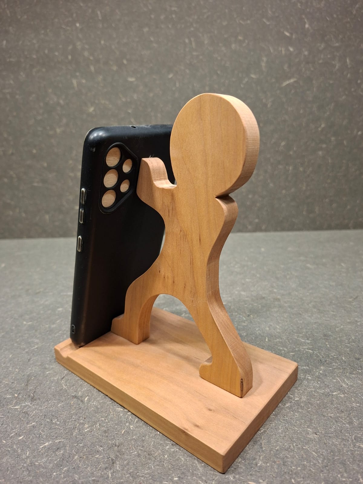 Handgefertigter Handy- und Tablethalter aus heimischem Pflaumenholz für Smartphone, Tablet oder Buch.