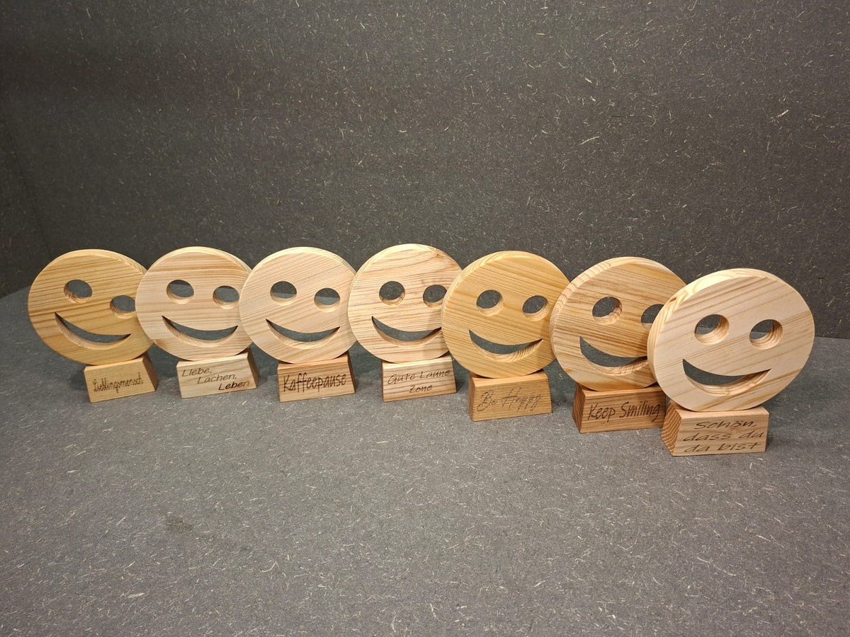 Handgefertigter Holz Smiley mit Sockel aus Fichte oder Kiefer und Esche, wahlweise mit Wunschgravur.
