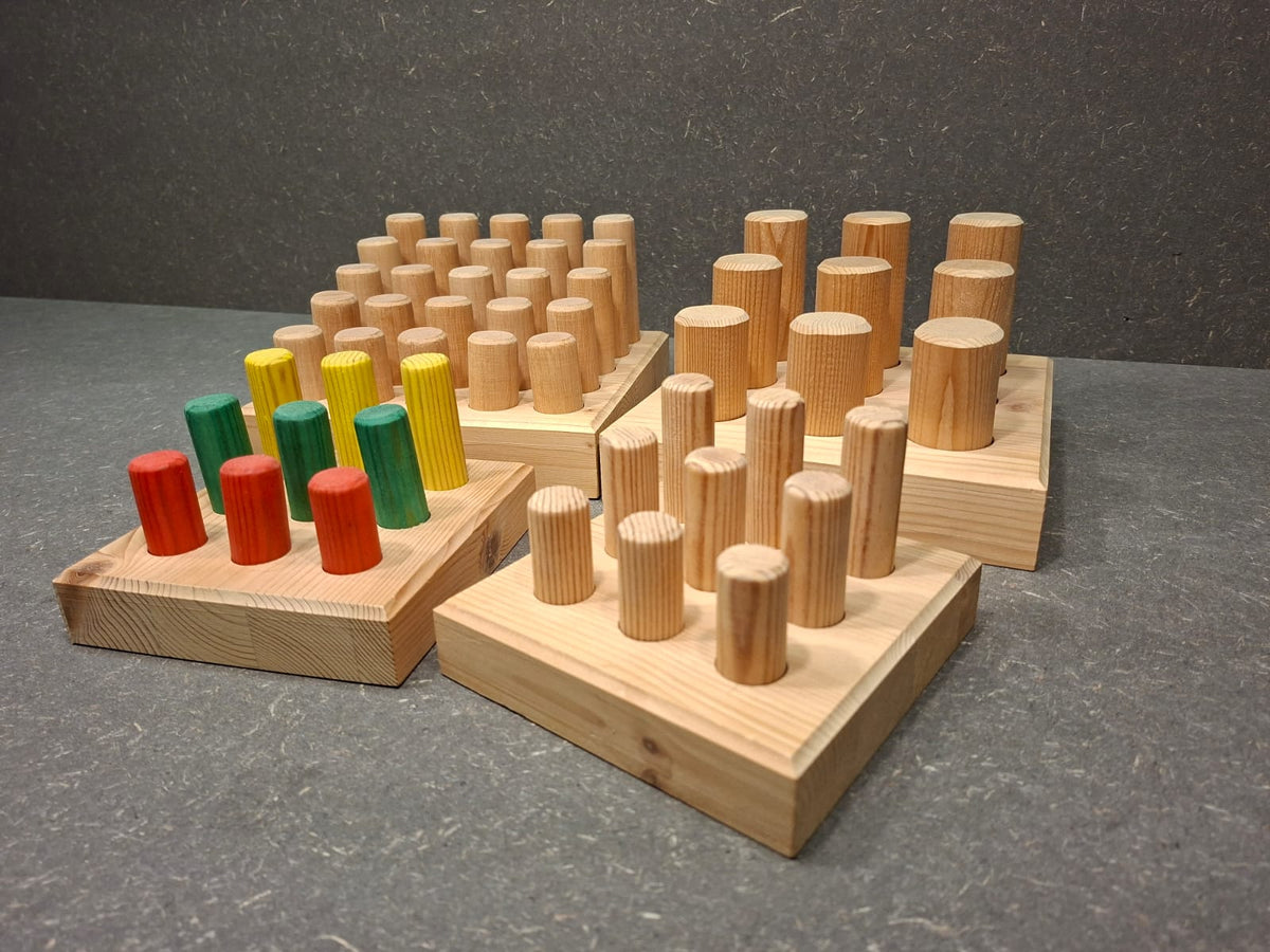 Handgefertigtes Steckspiel aus Fichte und Buche mit naturbelassenen oder farbigen Stäben.