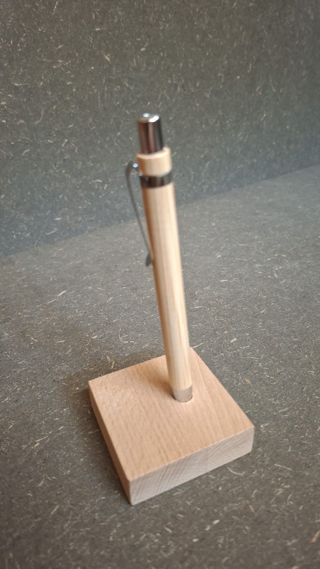 Handgefertigter Kugelschreiber und Kugelschreiberhalter aus Holz mit individueller Gravur.
Kugelschreiber mit Sockel ohne Gravur 