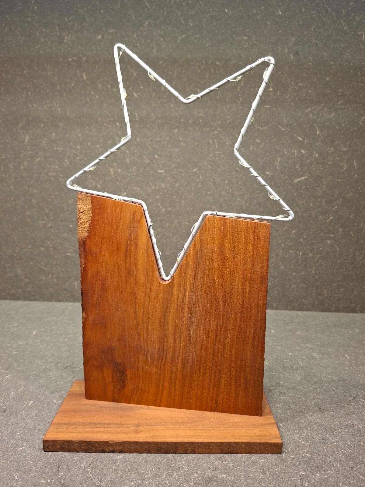 Handgefertigter Holzstern aus Kirschholz oder Ahorn mit LED-Lichterkette als stimmungsvolle Tisch- und Weihnachtsdekoration.