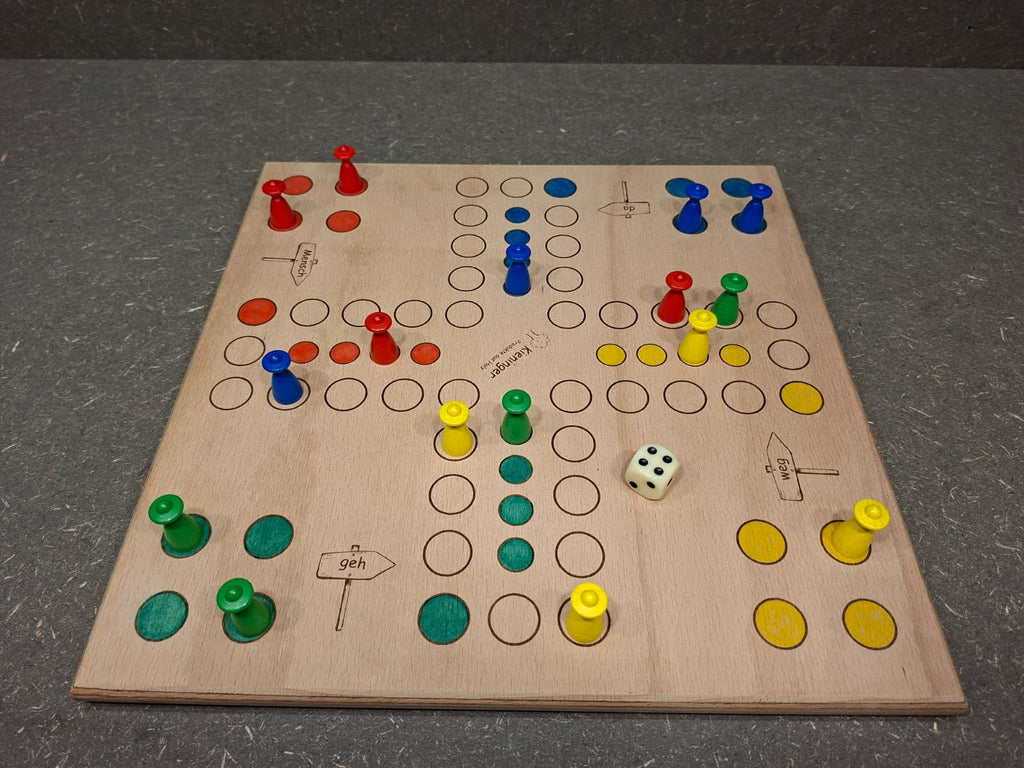 Handgefertigtes Brettspiel „Mensch geh weg da!“ aus Buche-Multiplex mit gravierten und handbemalten Spielfeldern.