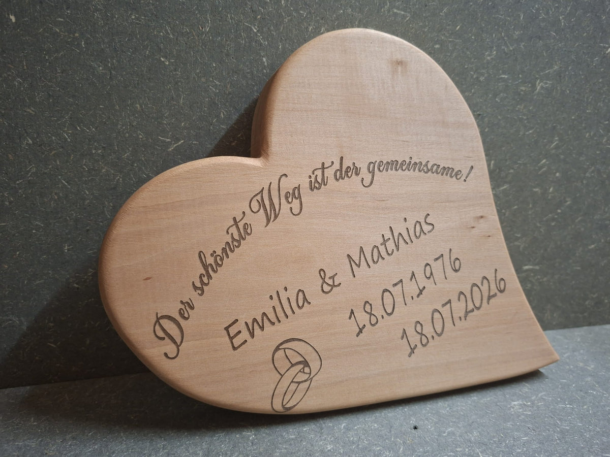 Holzherz personalisiert. Der schönste Weg ist der gemeinsame. Beispielbild.