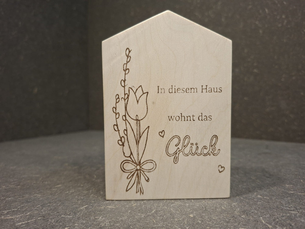 Dekohaus aus Ahornholz. In diesem Haus wohnt das Glück. Blume seitlich.