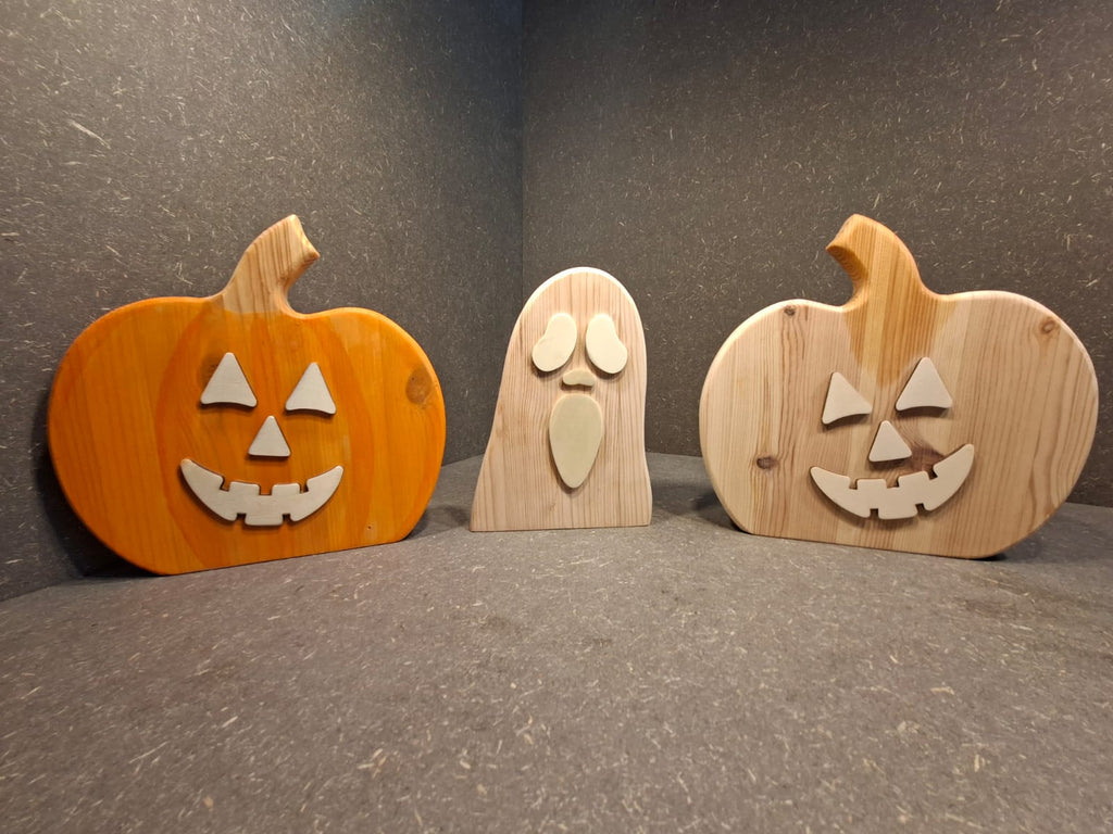 Handgefertigte Herbstdeko aus Holz mit Kürbis in Natur und Orange sowie Gespenst in Natur von Kieninger Produkte aus Holz