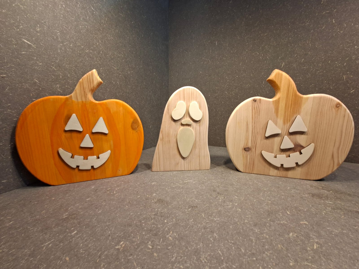 Handgefertigte Herbstdeko aus Holz mit Kürbis in Natur und Orange sowie Gespenst in Natur von Kieninger Produkte aus Holz