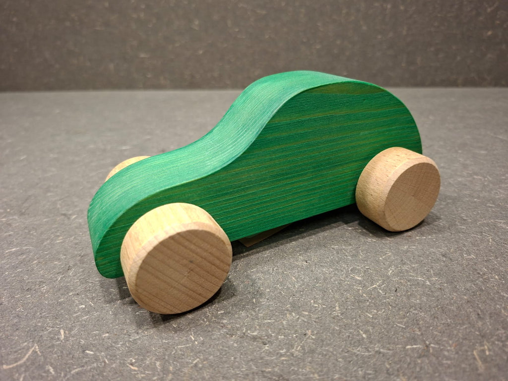 Handgefertigtes Holzauto aus Fichtenholz mit drehbaren Buchenholzrädern für Kleinkinder.
Grün.