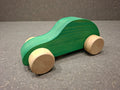 Handgefertigtes Holzauto aus Fichtenholz mit drehbaren Buchenholzrädern für Kleinkinder.
Grün.