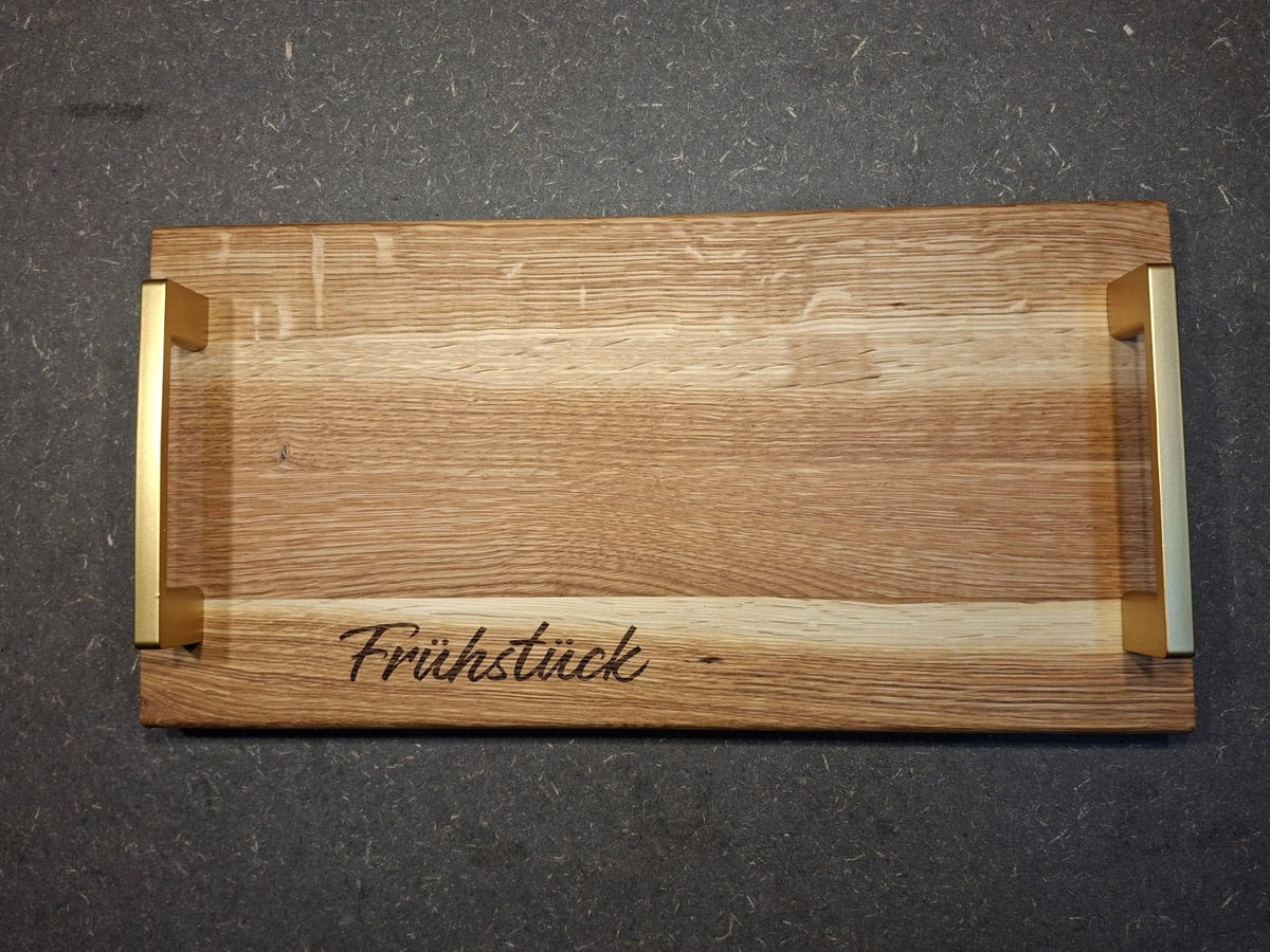 Handgefertigtes Servierbrett aus geölter Birke mit Metallgriffen und Schriftzug Frühstück 