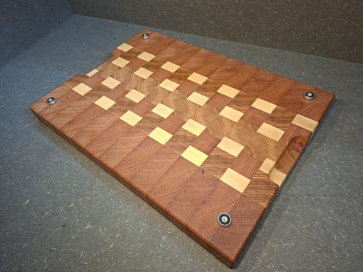 Handgefertigtes Stirnholz-Schneidebrett aus Esche, Buche und Ahorn mit Halter aus geölter Esche.