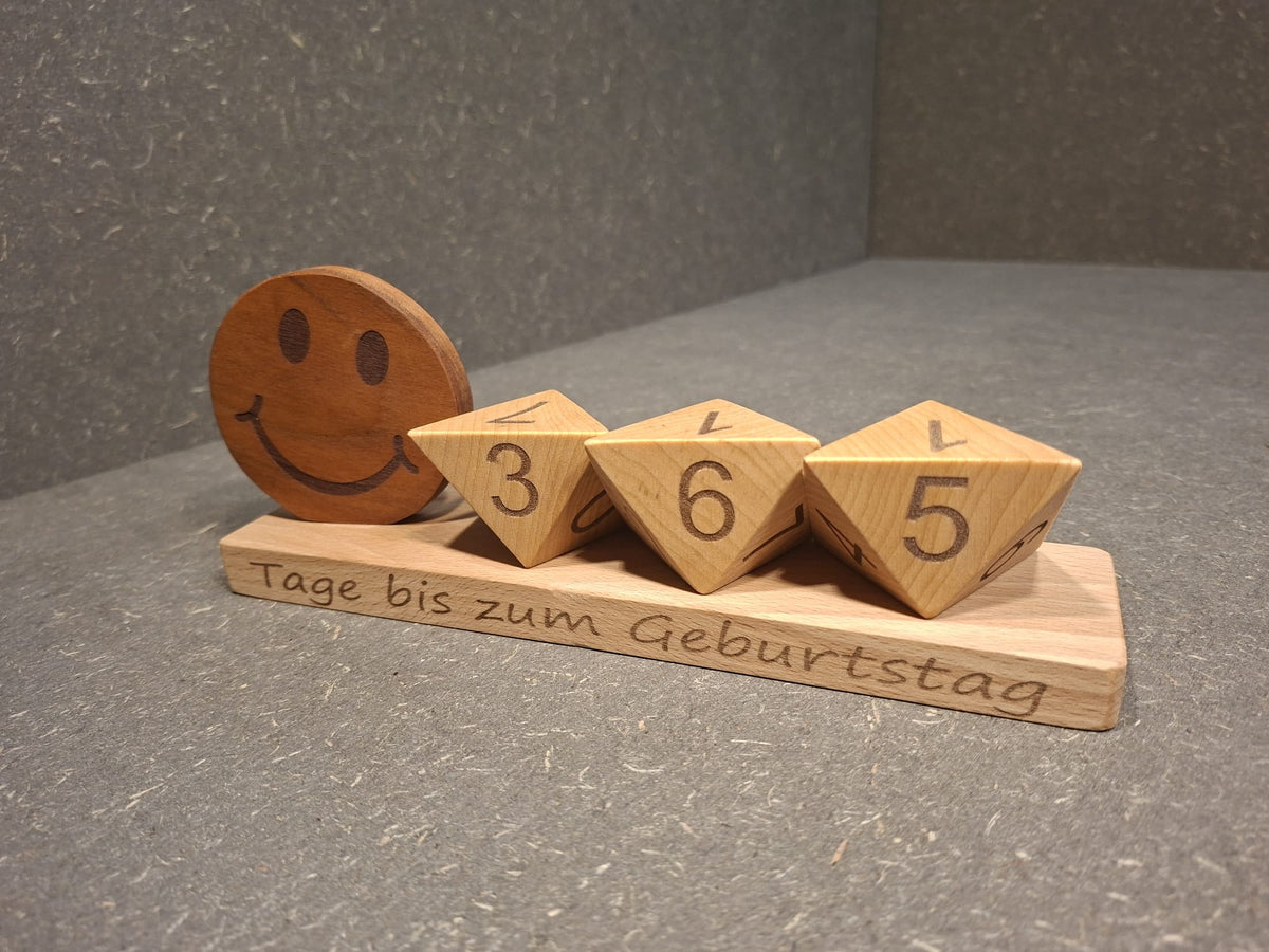 Handgefertigter Countdown-Zähler aus Buche-Leimholz mit drei Zahlenwürfeln und Wunschgravur. Ideal für Weihnachten, Rente, Urlaub und viele weitere Anlässe.
