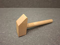 Handgefertigter Holzhammer für Kinder aus Holz mit kindgerechter Form.