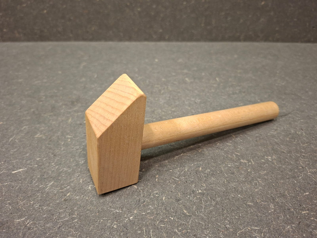 Handgefertigter Holzhammer für Kinder aus Holz mit kindgerechter Form.