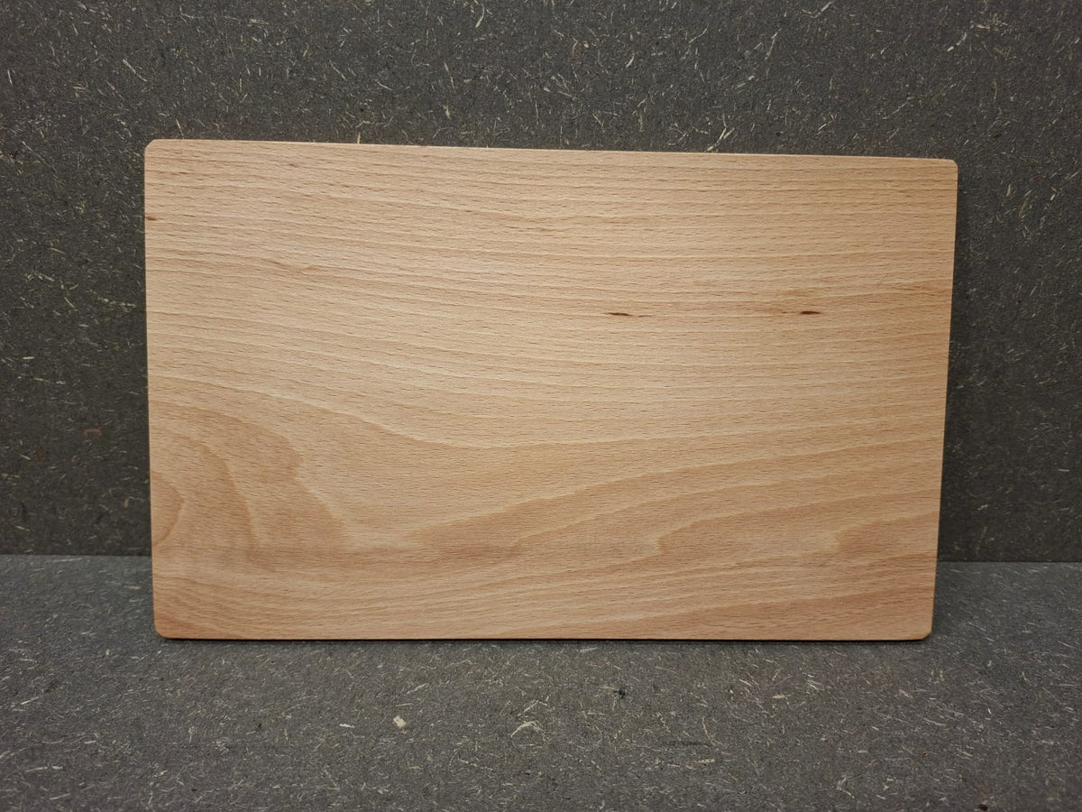 Handgefertigtes Vesperbrett aus Buche mit Holzmessern aus massivem Buchenholz in verschiedenen Varianten.