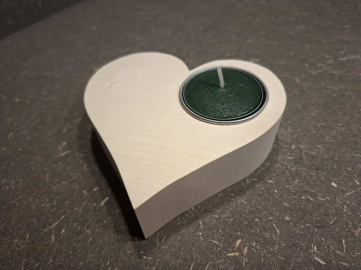 Handgefertigtes Teelichtherz aus geöltem Ahornholz, 100 × 100 × 33 mm, natürliche Holzdekoration.