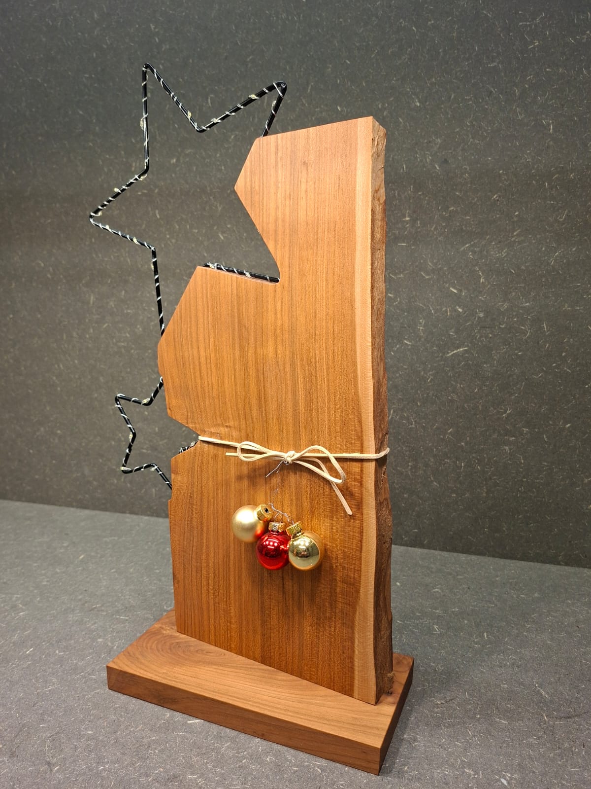 Handgefertigter Holzstern aus Kirschholz oder Eschenholz mit LED-Lichterkette als stimmungsvolle Weihnachtsdekoration.