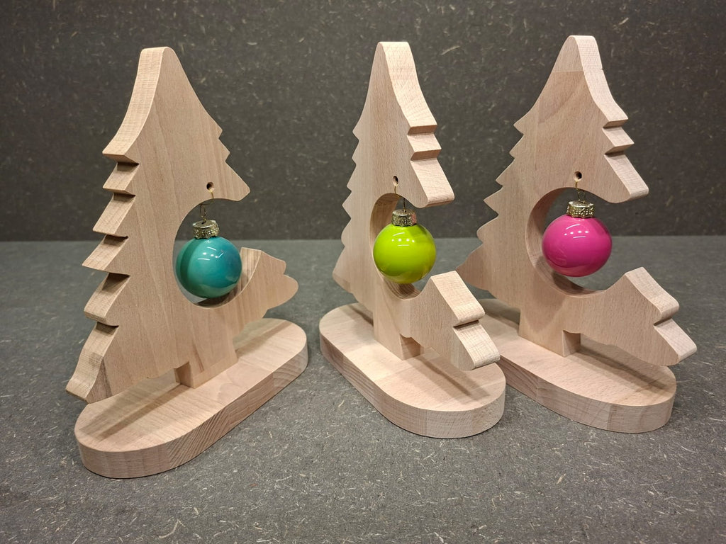 Handgefertigter Weihnachtsbaum aus Buche-Leimholz mit farbiger Christbaumkugel.
