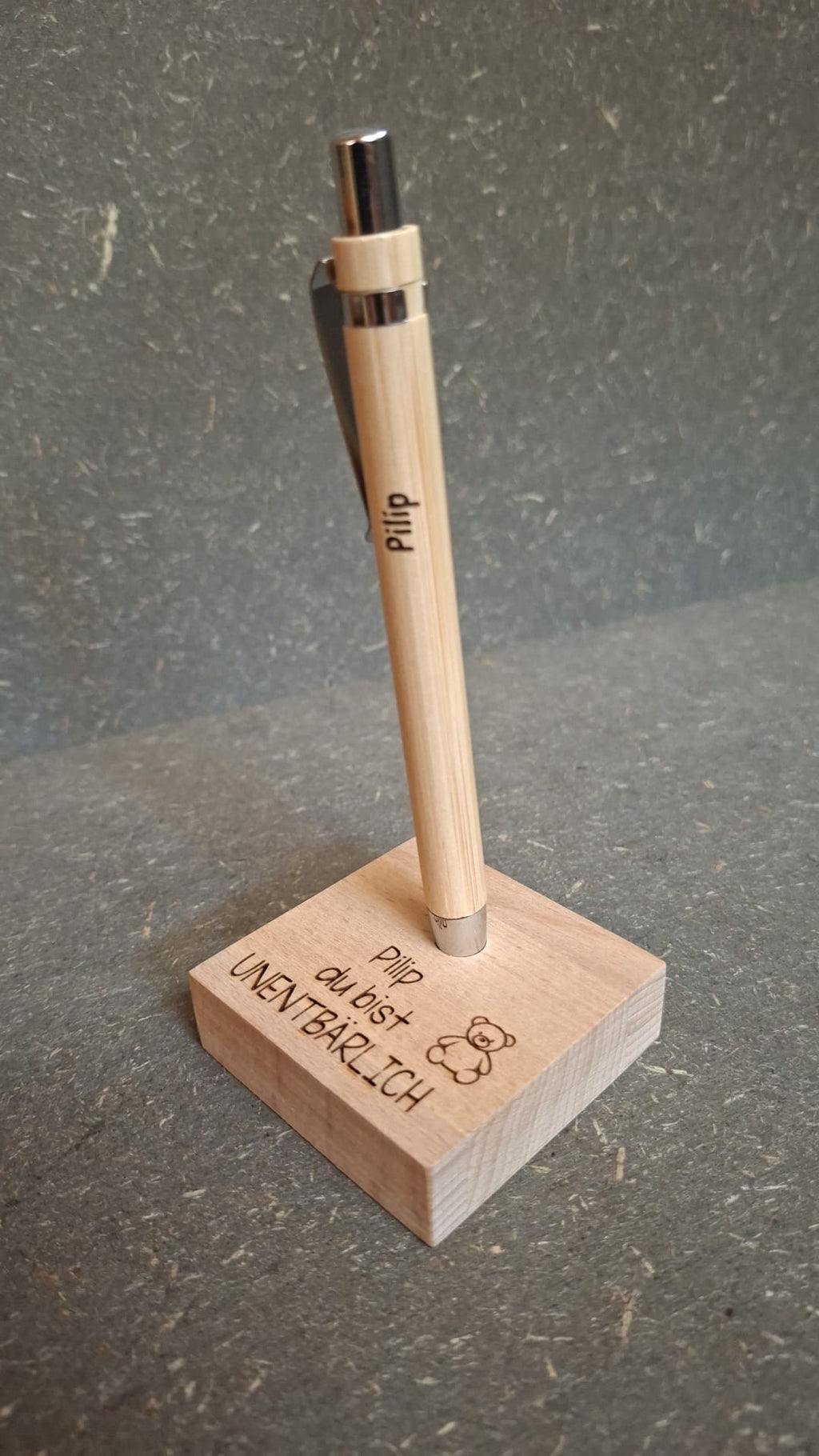 Handgefertigter Kugelschreiber und Kugelschreiberhalter aus Holz mit individueller Gravur.