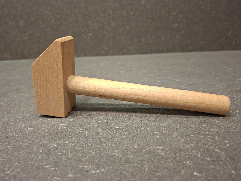 Handgefertigter Holzhammer für Kinder aus Holz mit kindgerechter Form.