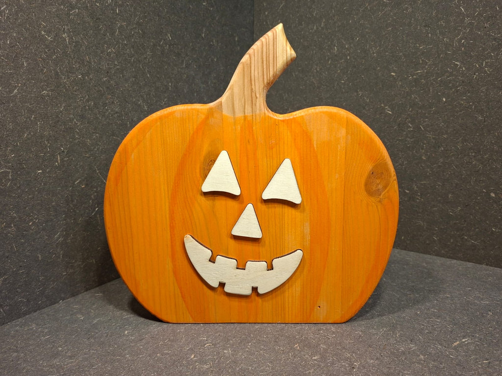 Handgefertigter orangefarbener Kürbis aus Holz als Herbst- und Halloween-Deko von Kieninger Produkte aus Holz