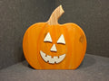 Handgefertigter orangefarbener Kürbis aus Holz als Herbst- und Halloween-Deko von Kieninger Produkte aus Holz