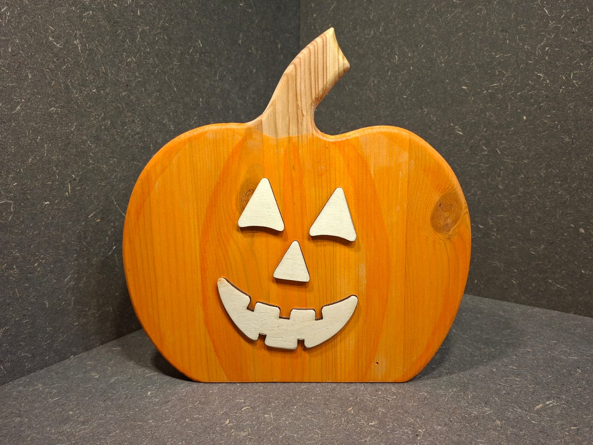 Handgefertigter orangefarbener Kürbis aus Holz als Herbst- und Halloween-Deko von Kieninger Produkte aus Holz