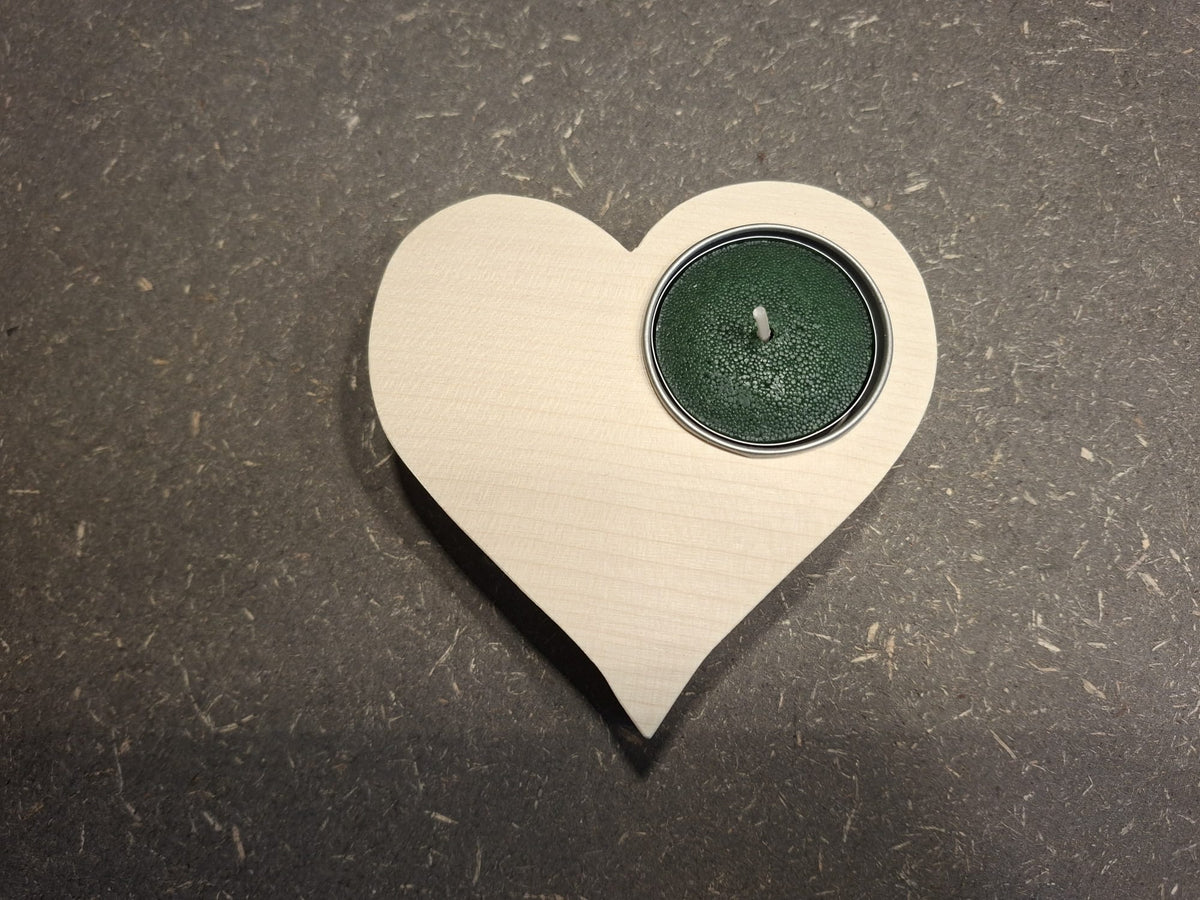 Handgefertigtes Teelichtherz aus geöltem Ahornholz, 100 × 100 × 33 mm, natürliche Holzdekoration.